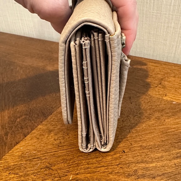 Chic Tan Leather Wallet - Picture 4 of 12